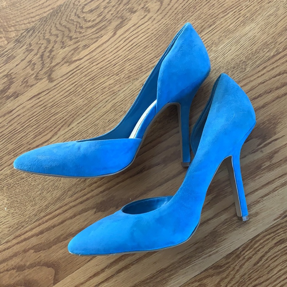 Blue suede BCBG pointed toe pumps, size 9
